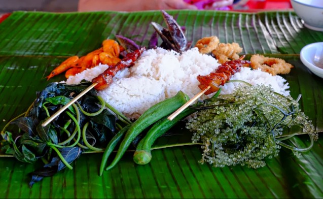 Our dinner on the baywalk. A little bit of everything!